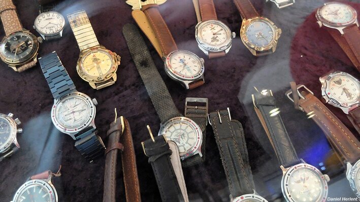 Collection de montres anciennes exposées sur une table