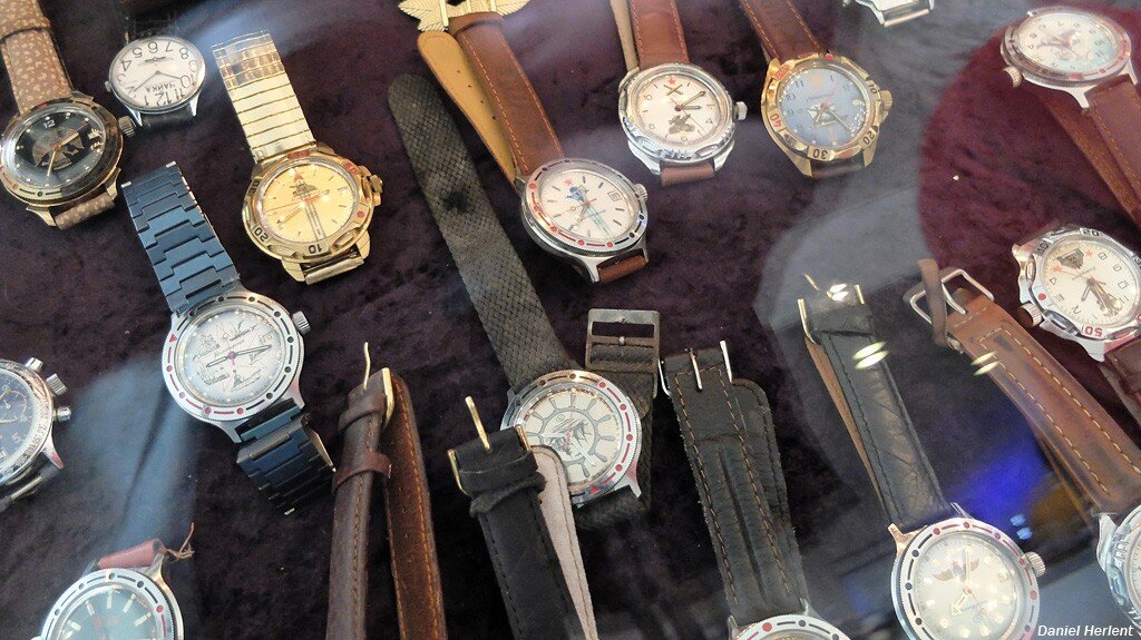 Collection de montres anciennes exposées sur une table