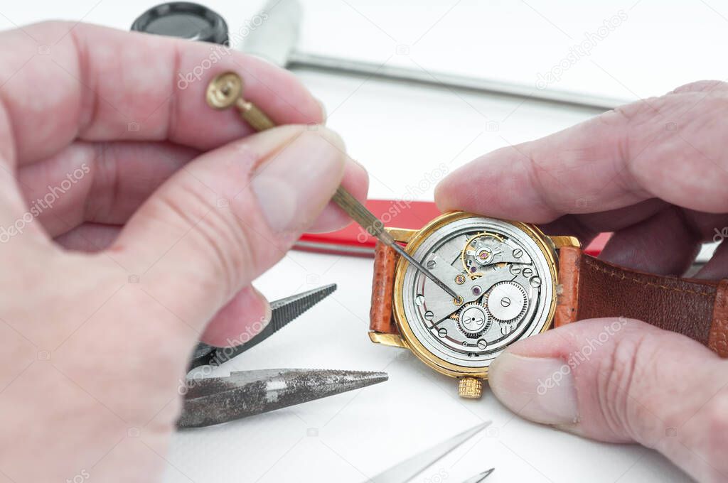 Expert examinant une montre à la loupe