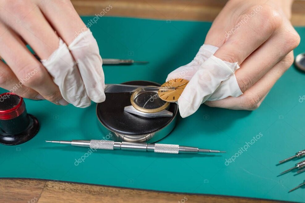 Atelier horloger avec outils et mouvement de montre démonté