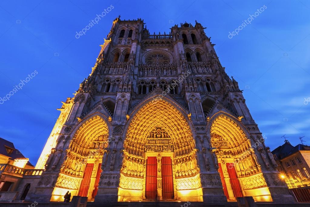 Cathédrale d’Amiens illuminée au crépuscule