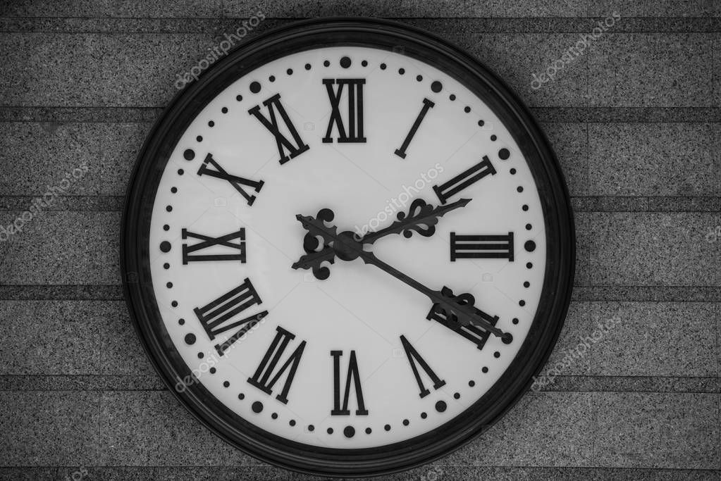 Gros plan sur une montre ancienne de collection présentée sur un stand