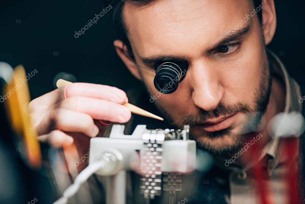 Horloger en démonstration avec ses outils lors d’un atelier technique
