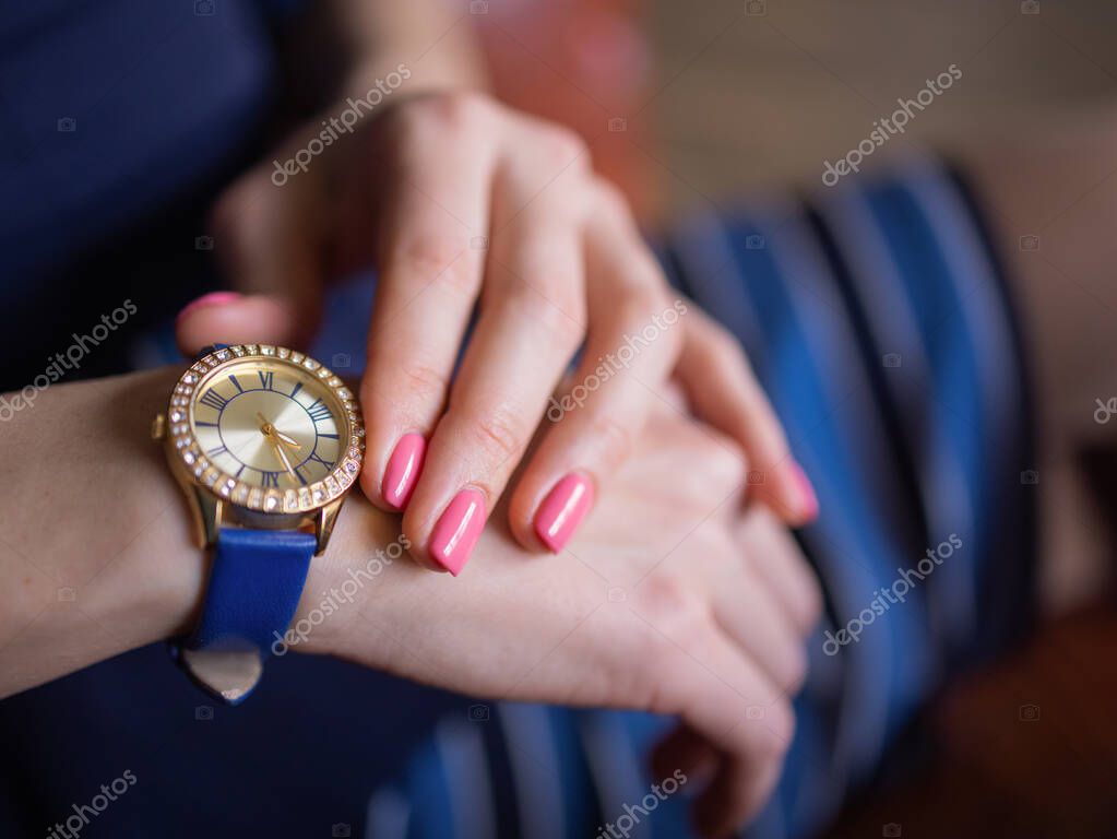 Sélection de montres modernes et vintage alignées sur un coussin d’exposition