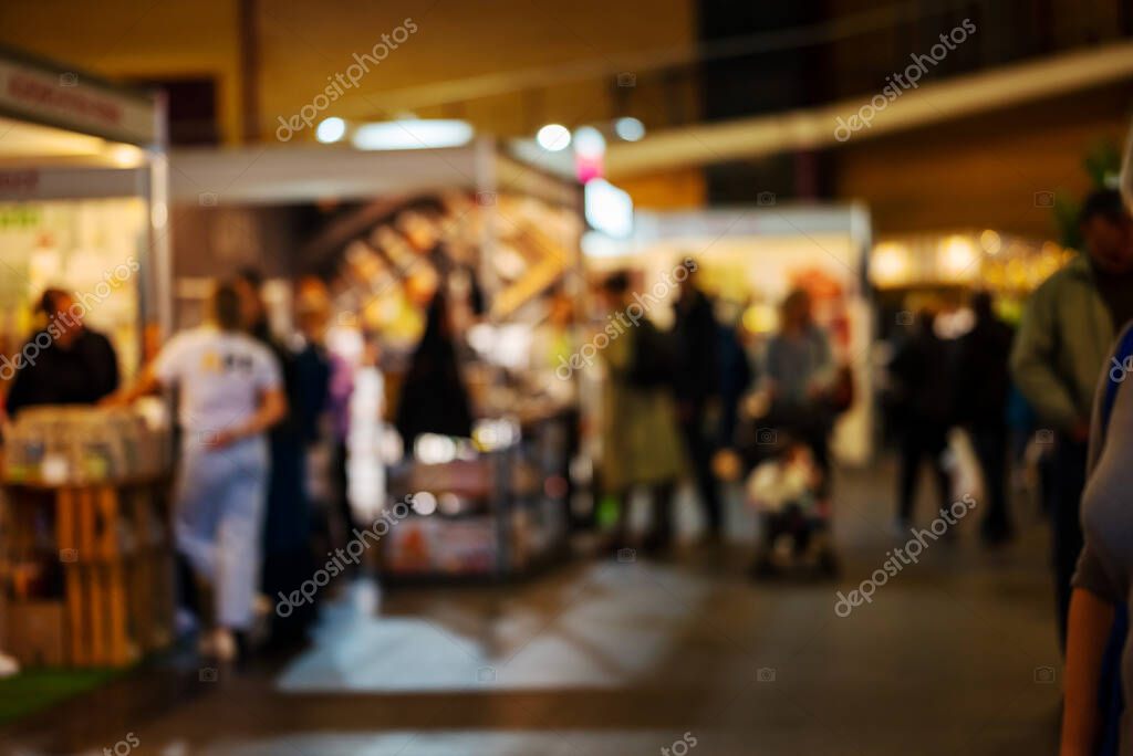 Installation des stands d’exposants avant l’ouverture de la bourse horlogère