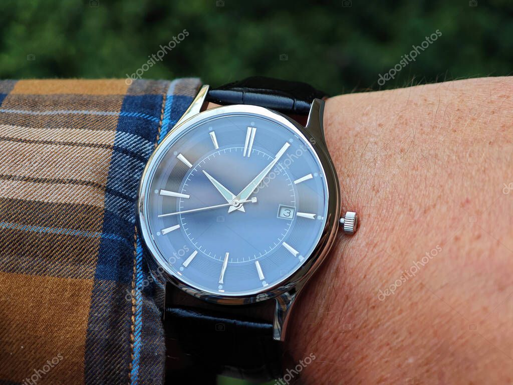 Présentoirs remplis de montres de collection sur une table de la bourse